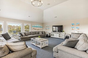 Tv, pejs, dvd-afspiller, bøger