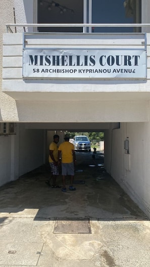 A building with a sign reading "MISHELLIS COURT 58 ARCHBISHOP KYPRIANOU AVENUE". - Duplex Comfort Apartments (Larnaca)