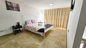 1 habitación, tabla de planchar con plancha, wifi gratis y ropa de cama 