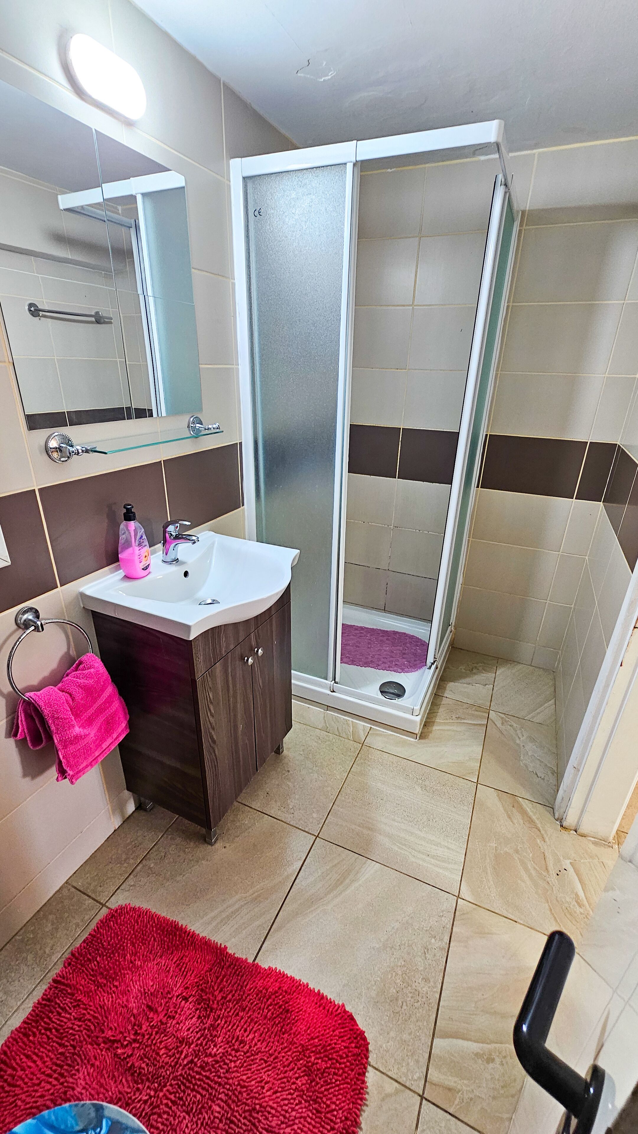 Apartemen Standar | Kamar mandi | Shower, kloset,  dan handuk