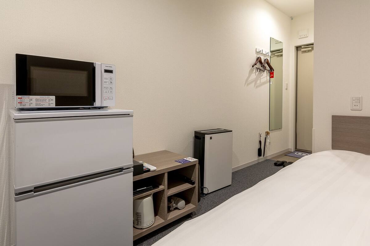 WiFi (free), bed sheets