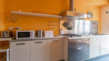 2 bedrooms, iron/ironing board, WiFi