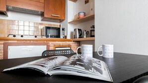 A kitchen with a microwave, kettle, and coffee maker on the counter. - Italianway - Costiglioli 8 B (Sanremo)