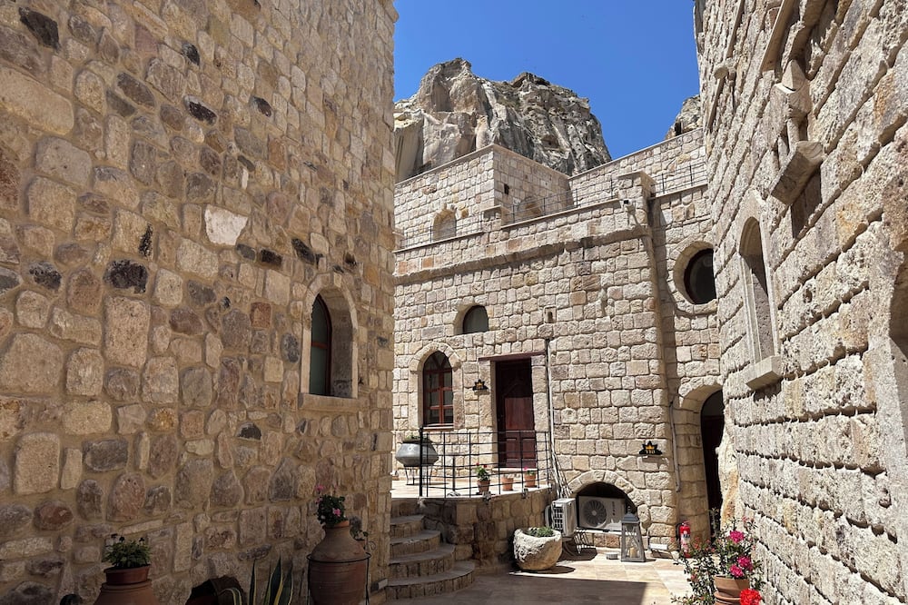 Under Cave Hotel