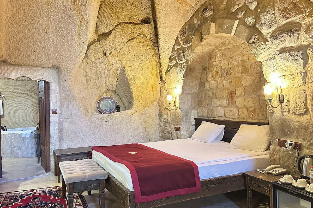 Deluxe driepersoonskamer, bubbelbad | Luxe beddengoed, een minibar, individueel gedecoreerd