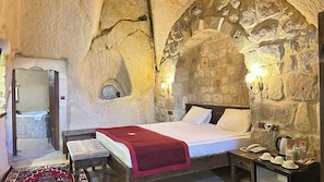 Deluxe Triple Room, Air conditioning | Premium bedding, minibar, individually decorated, laptop workspace - Under Cave Hotel (Ürgüp)