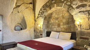 Deluxe Triple Room, Air conditioning | Premium bedding, minibar, individually decorated, laptop workspace - Under Cave Hotel (Ürgüp)