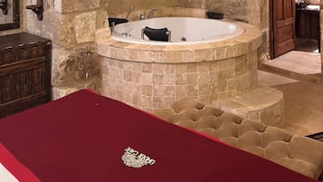 Kamar Klasik, bathtub | Seprai premium, minibar, dan didekorasi berbeda-beda