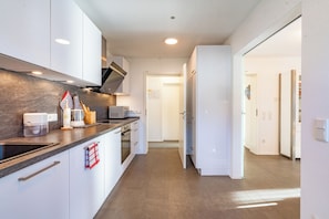 Kühlschrank, Mikrowelle, Ofen, Herdplatte