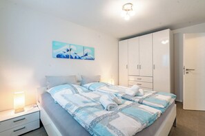 1 bedroom, bed sheets
