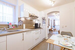 Kühlschrank, Mikrowelle, Ofen, Herdplatte