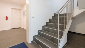 Una escalera con barandillas de metal que conduce a una plataforma.