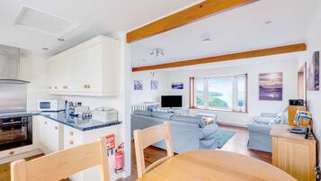 Cottage | Private kitchen | Fridge, dishwasher, toaster, cookware/dishes/utensils