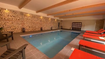 Een binnenzwembad, open van 08.00 uur tot 20.00 uur, en ligstoelen