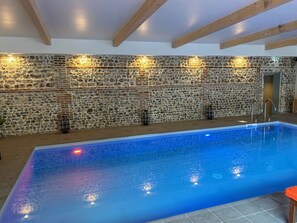 Indoor pool, open 8:00 AM to 8:00 PM, pool loungers - Hotel SPA Piscine le Petit Castel (Beuzeville)