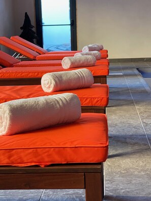 Una piscina cubierta (de 08:00 a 20:00), tumbonas