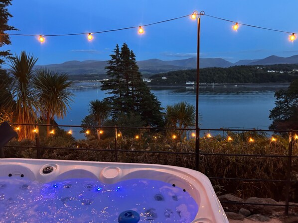 Cottage | Outdoor spa tub