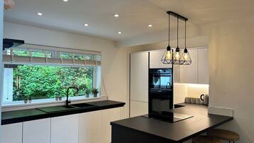 Frigorífico, lavavajillas, hervidor eléctrico y tostadora