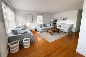 TV, DVD player, stereo - Quick Walk to the Beach & Boardwalk Beach Chairs Free Activities Golf, Kayak, Kid Water Park, Putput (Bethany Beach)