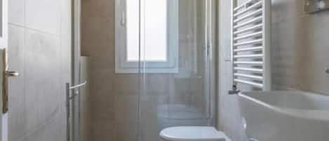 Combined shower/tub