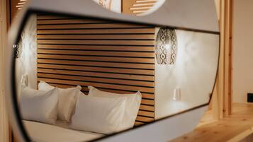 Deluxe Studio Suite | Minibar, in-room safe, blackout curtains, soundproofing