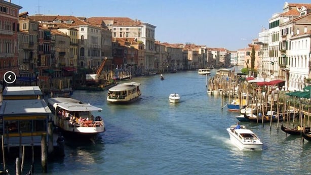 A canal with boats and buildings along the water. - Belvilla by OYO Appartamento N7 (Venice)