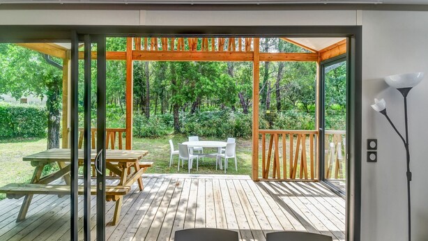An open deck with wooden flooring, a table, and chairs. - Serene Chalet in Hourtin near Lake (Hourtin)