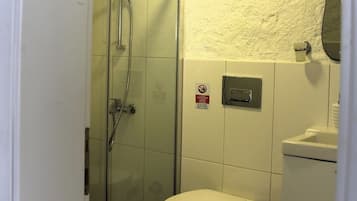 Basic Room | Bathroom | Shower, free toiletries, hair dryer, towels