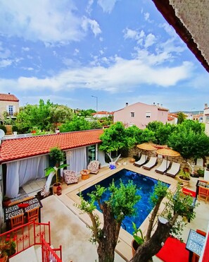 Deluxe Room, 1 Queen Bed, Pool View