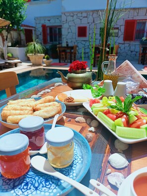 Free daily cooked-to-order breakfast 