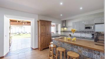 Jääkaappi, mikroaaltouuni, liesi, astianpesukone