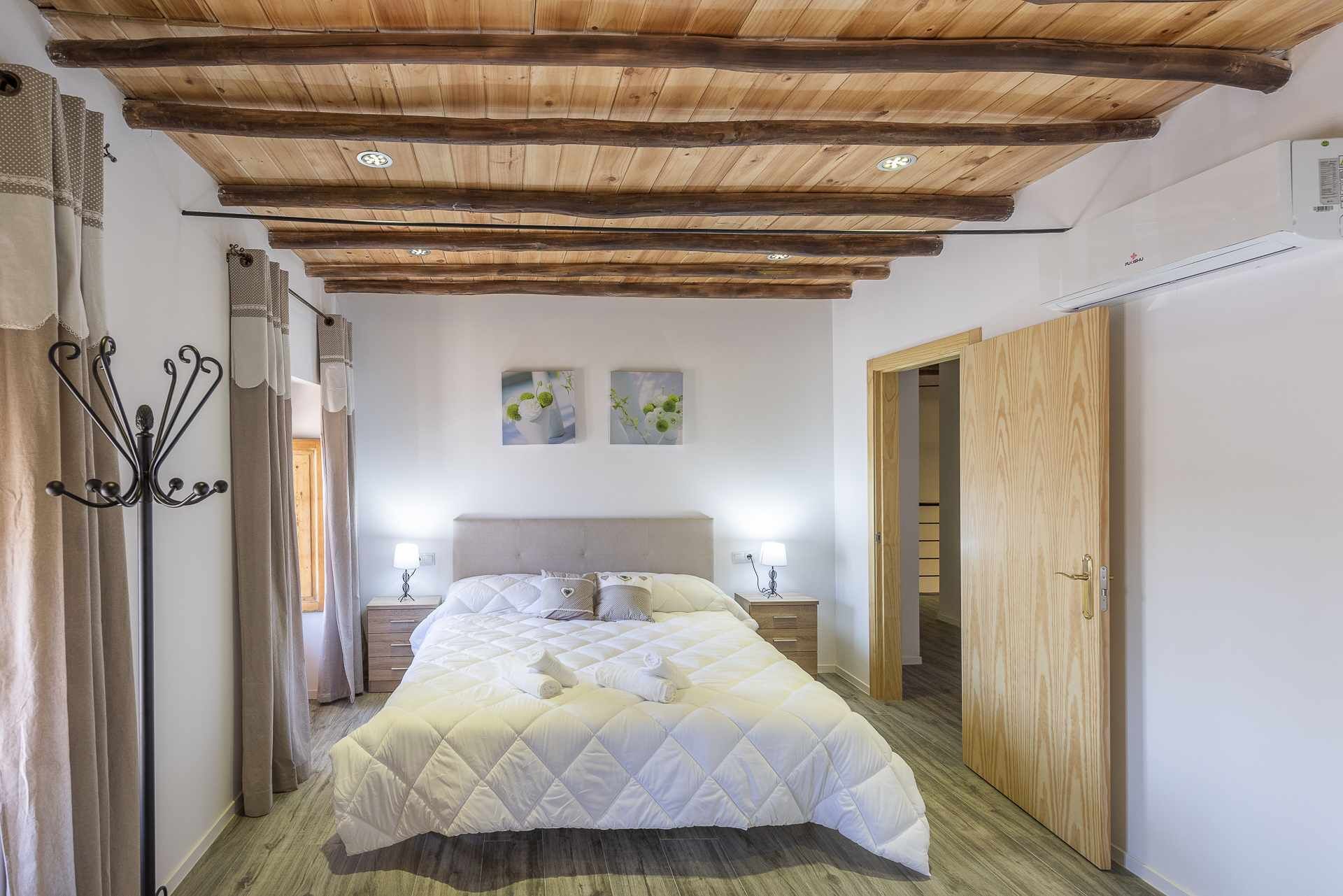 5 slaapkamers, een strijkplank/strijkijzer, reisbedje, gratis wifi