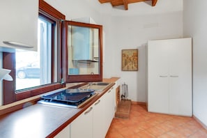 Réfrigérateur, micro-ondes, plaque de cuisson, chaise haute