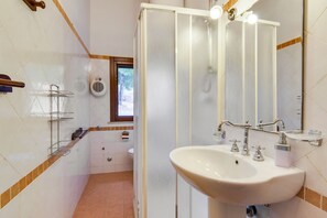 Shower, bidet - Holiday Home in Cropani Marina with Pool (Cropani)