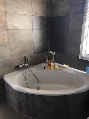 Baignoire, sèche-cheveux, serviettes fournies, savon