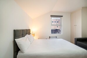 Iron/ironing board - Modern Studio in London near Wimbledon Park (London)