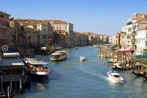 A canal with boats and buildings along the water. - Belvilla by OYO Appartamento N29 (Venice)