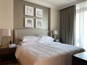 2 slaapkamers, een bureau, een strijkplank/strijkijzer, wifi