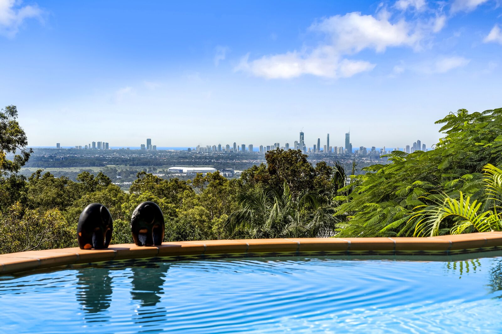 Skyline Apartment - Pool & Balcony - Amazing Views