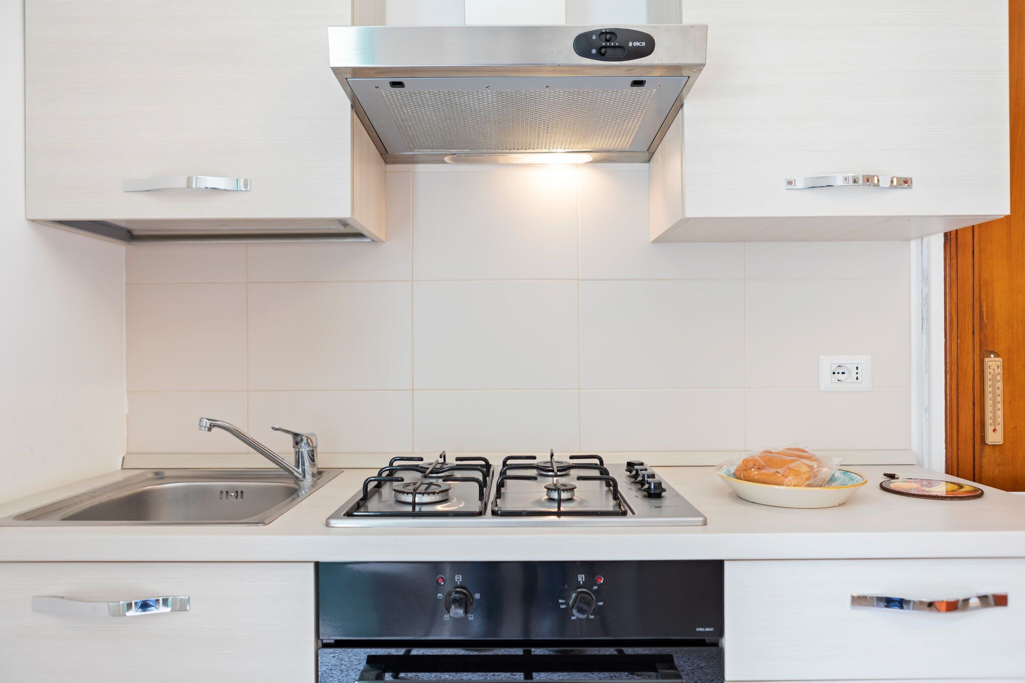 Forno, piano cottura, tavolo da pranzo