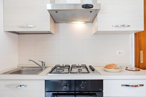 Ofen, Herdplatte, Esstisch