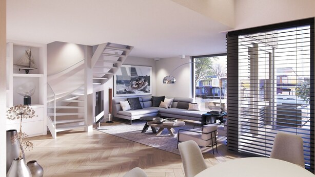 Een moderne woonkamer met een trap, een bank en een eethoek met een tafel en stoelen.
