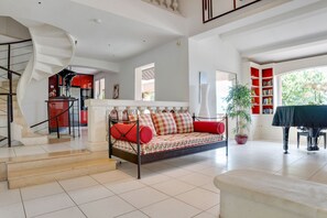 Smart TV, fireplace, DVD player, ping pong