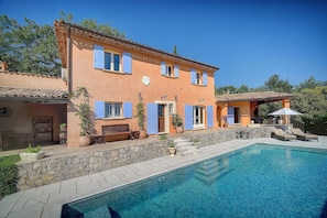 A two-story house with a swimming pool, stone walls, and blue shutters. - Picturesque holiday home with private pool (Seillans)