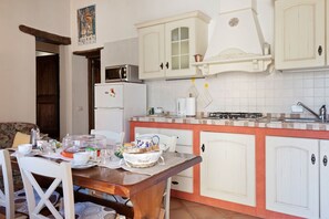 Køleskab, mikrobølgeovn, kogeplade