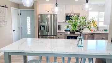 Geladeira, micro-ondas, fogão, cooktop