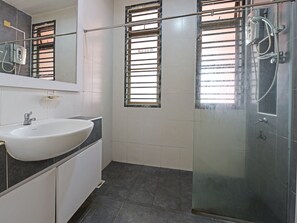 Room, 4 Bedrooms | Bathroom | Shower, towels - OYO Home 90532 Casa Azlinda Muslim (Johor Bahru)