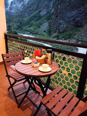Deluxe Double Room | Balcony - Hotel Vasudeva Inn (Joshimath)