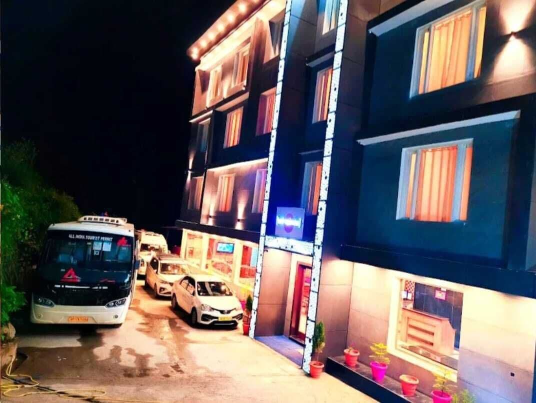 Un edificio de varios pisos con zona de estacionamiento.