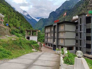 Front of property - Hotel Vasudeva Inn (Joshimath)